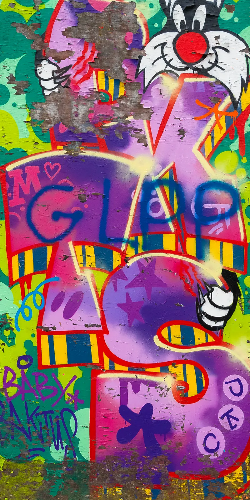 Bunte Streetart-Graffiti mit Sylvester der Katze auf Holz – urbane Kunst in leuchtenden Farben
